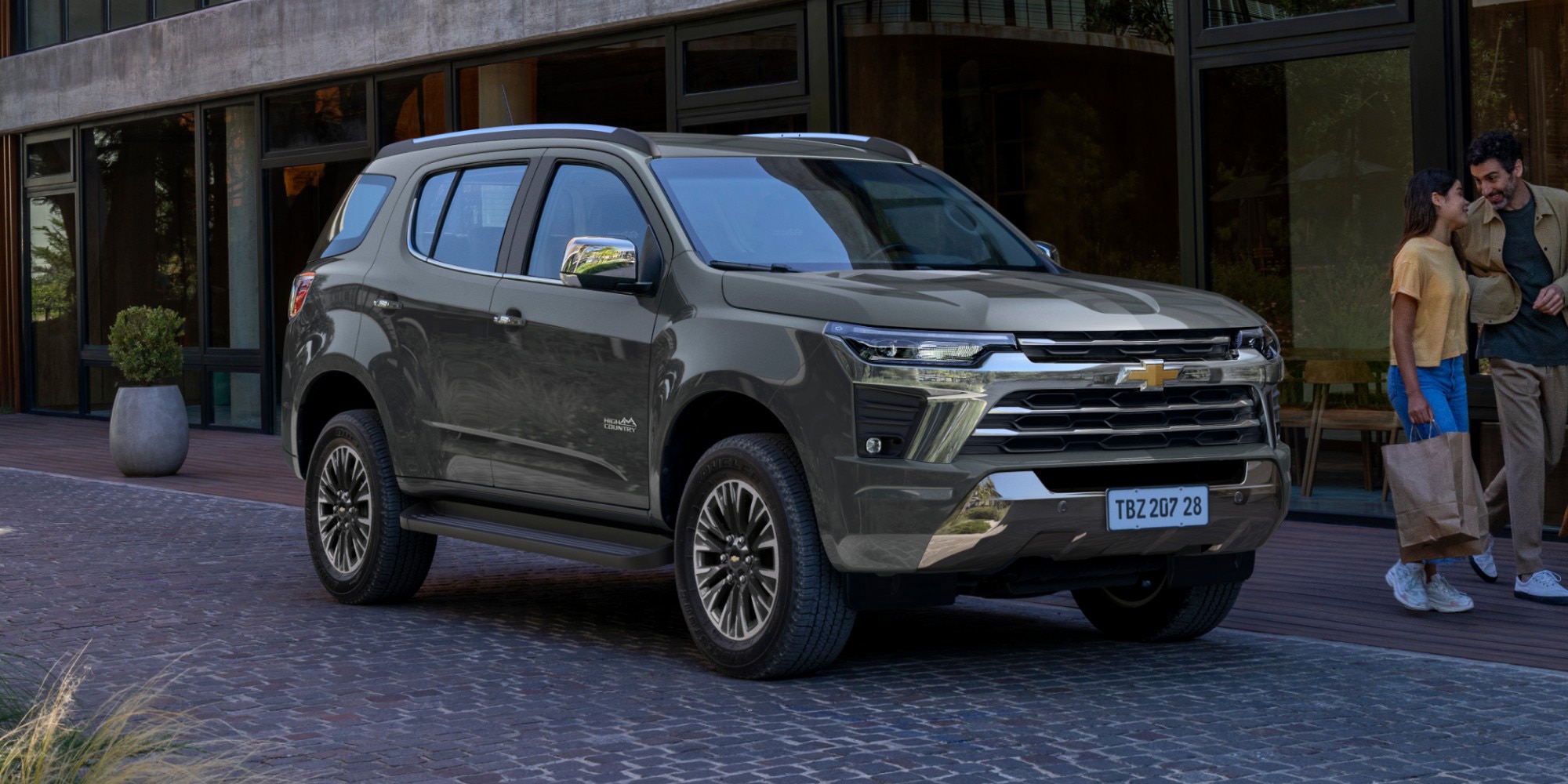Chevrolet Trailblazer High Country com design robusto e detalhes cromados na dianteira